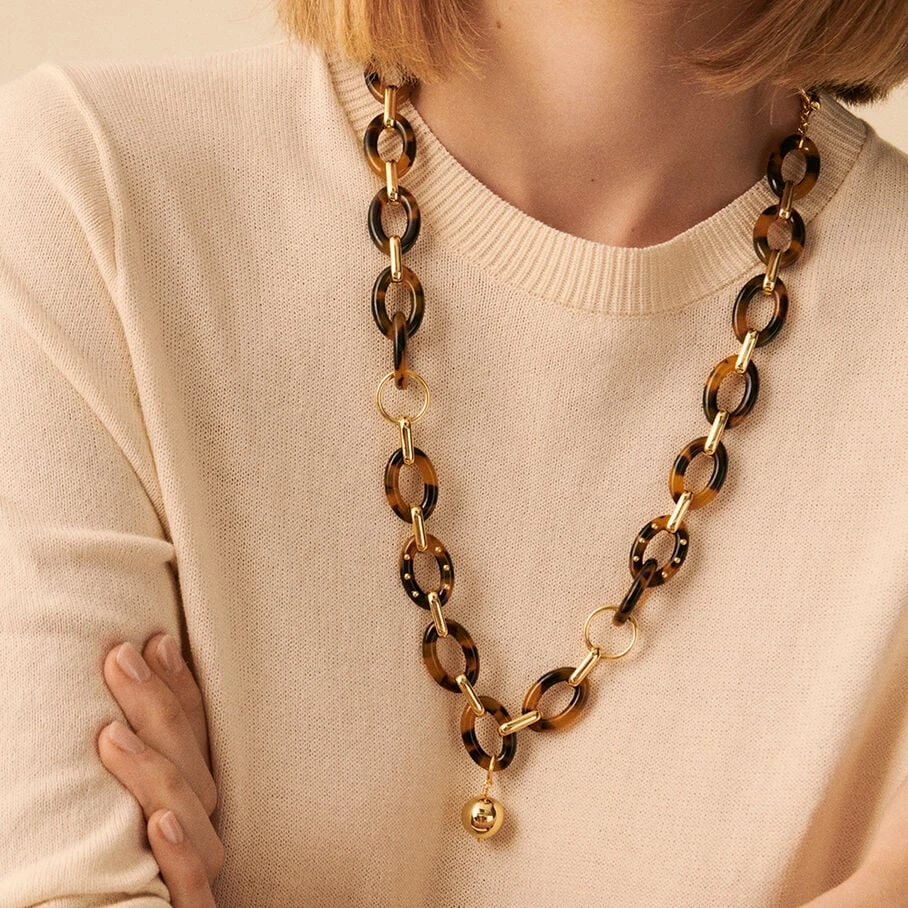 Collier Mi-long BOUCLE - Ecaille / Doré 4 Collier Mi-long BOUCLE - Ecaille / Doré – Image 2